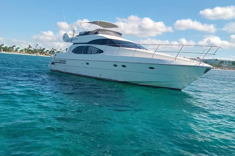 Negril: Private VIP Yacht Charter with Open Bar and Snacks