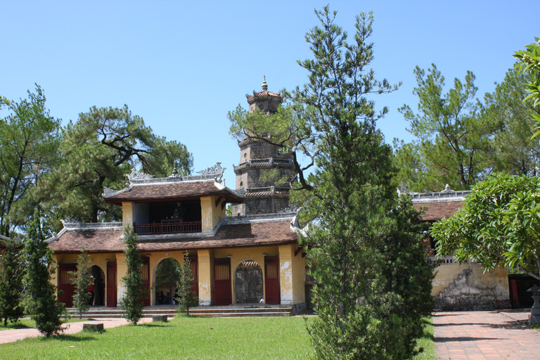 Hue: Cruise op de Parfumrivier met Thien Mu Pagode en Tomben