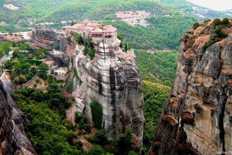 De Atenas: Viagem de trem para Meteora com pernoite