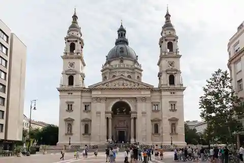 Gran tour por las basílicas húngaras con actuación de música folclórica