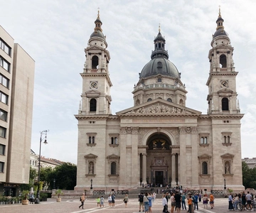 Great Hungarian Basilicas Tour with Folk Music Performance