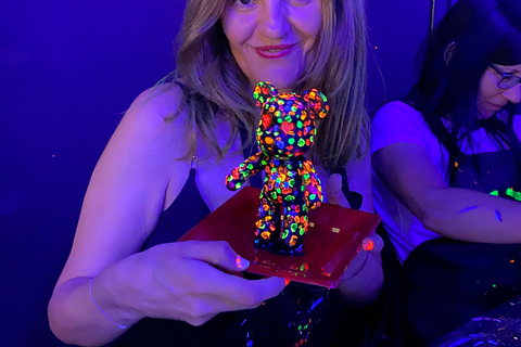 巴塞罗那：熊砖荧光画|葡萄酒与艺术巴塞罗那：Bearbrick 荧光画|葡萄酒与艺术