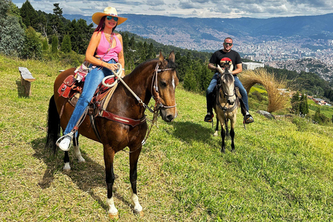 Medellín: Passeio a cavalo, espetáculo de animais e vista do horizonte