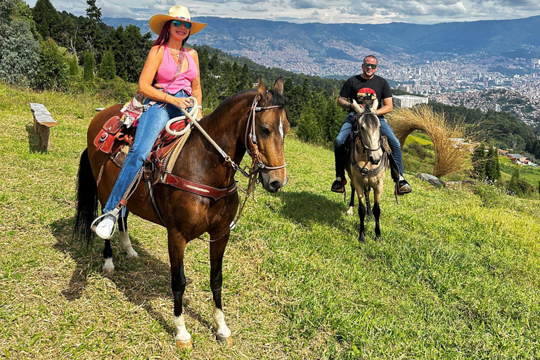 Medellín: Passeio a cavalo, espetáculo de animais e vista do horizonte