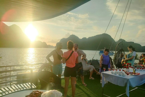 Desde Hanoi: Crucero de lujo de un día por la bahía de Ha Long con comida y kayakExcursión con punto de encuentro en el puerto de Tuan Chau