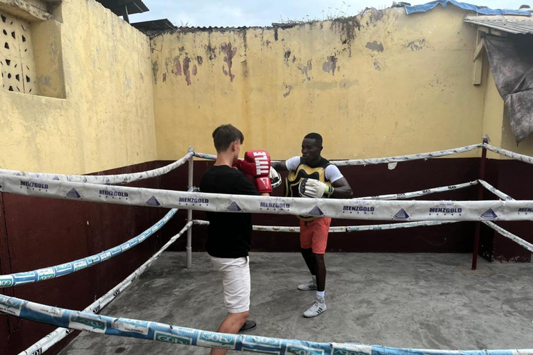 Accra: Kwame Nkrumah Memorial Park und lokale Boxhalle