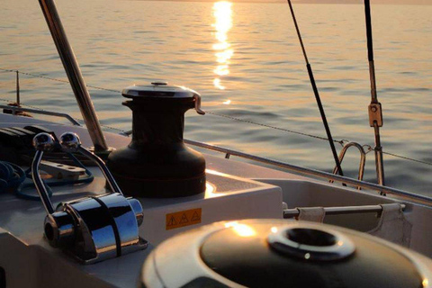 Kissamos: Romantyczny rejs katamaranem o zachodzie słońcaKissamos: Romantyczny rejs katamaranem o zachodzie słońca z transferem