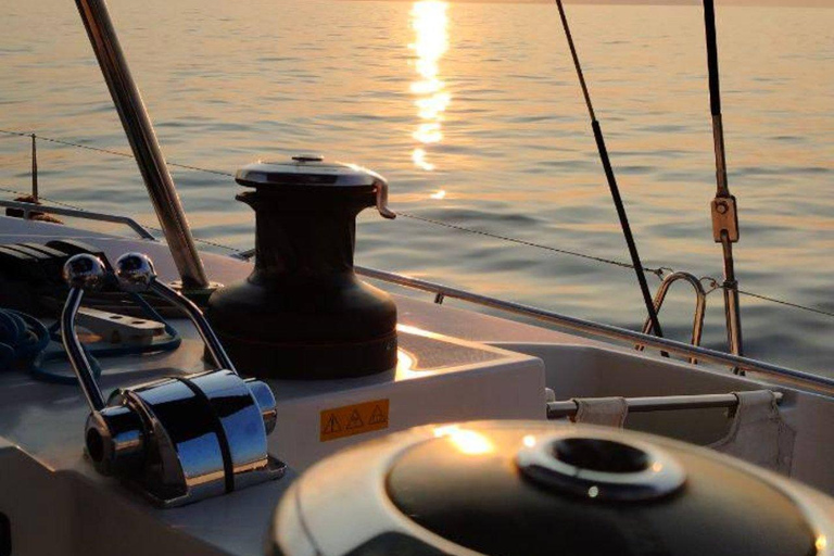 Kissamos: Romantyczny rejs katamaranem o zachodzie słońcaKissamos: Romantyczny rejs katamaranem o zachodzie słońca z transferem