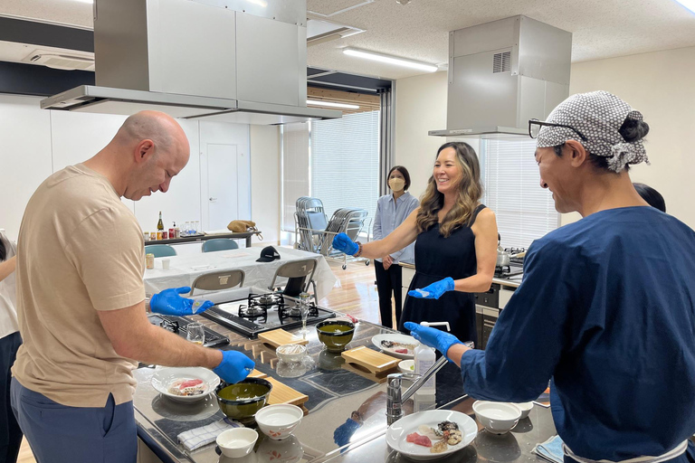 Naha Makishi Public Market : Sushi making experience English guided guide