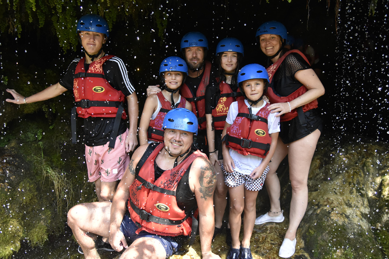 Split: Rafting na rzece Cetina z wycieczką po klifachRafting rzeką Cetina i skakanie z klifu, transport ze Splitu