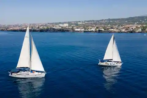 Tour privato in barca a vela lungo la costa di Catania e dei Ciclopi