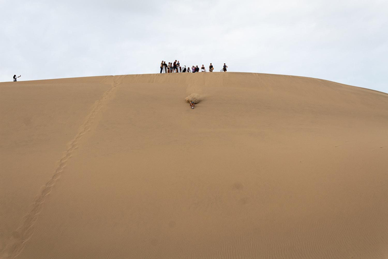 Huacachina: Buggy en las Dunas al Atardecer y Sandboarding