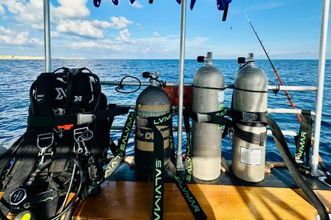 Barco para submarinistas: Um El Faroud y Ghar LapsiToma 3 plaza en barco