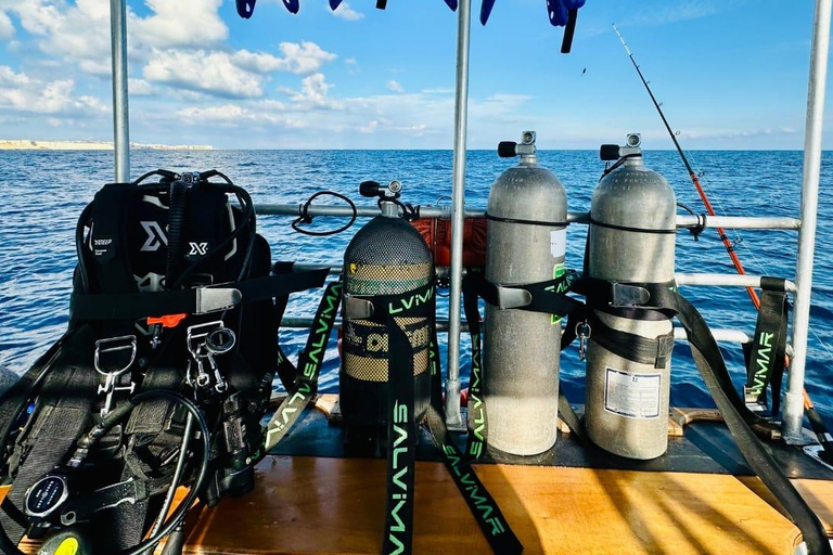 Barco para submarinistas: Um El Faroud y Ghar LapsiToma 3 plaza en barco