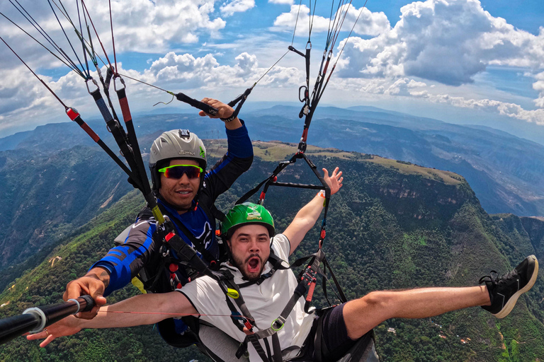 Paragliden in de Chicamocha Canyon, San Gil