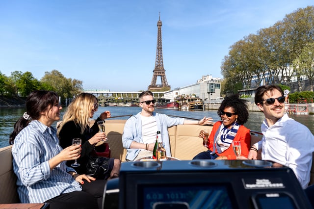 Paris: Private Small Boat Cruise with Rosé and Macarons