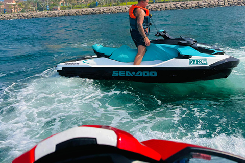 Dubai: jetski/upplev emiratets vackra arkitektur från havet30 minuter