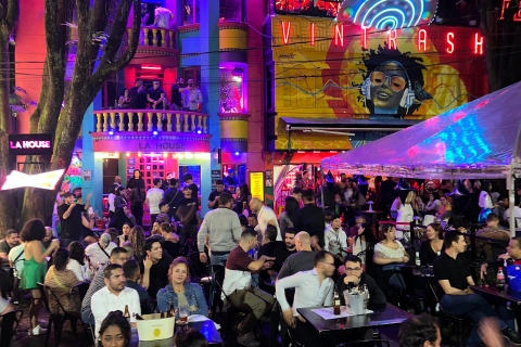 Medellín: Pub crawl nocturno con degustación de Aguardiente
