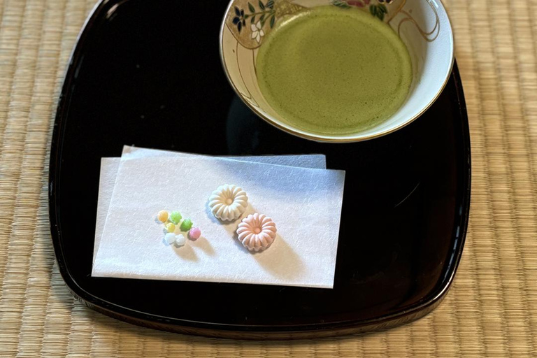 Maiko-dans en theeceremonie op een Noh-podium in Kyoto