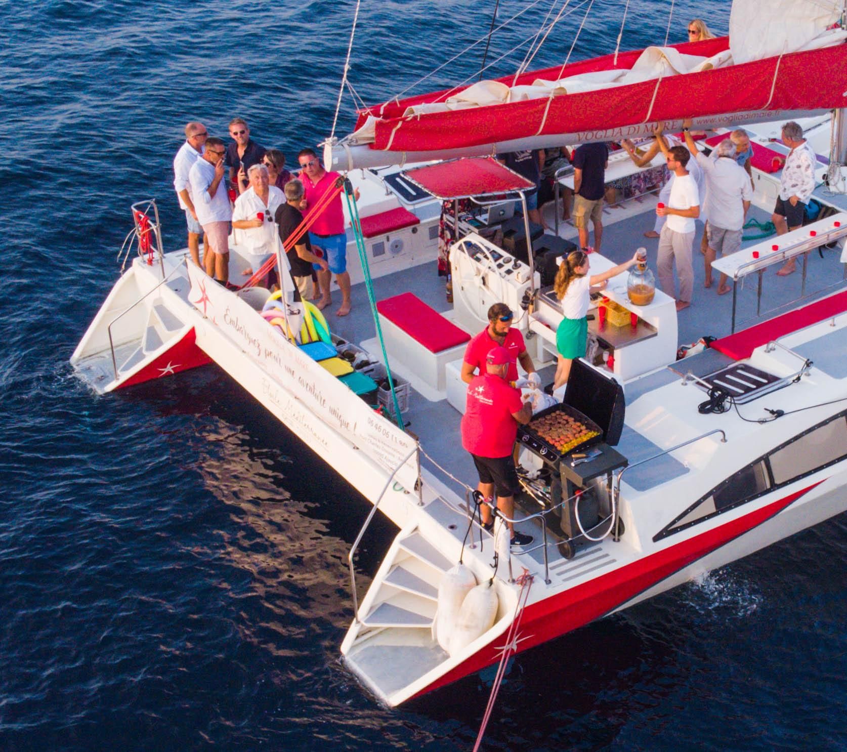 Bootsparty bei Sonnenuntergang mit DJ ab Ajaccio