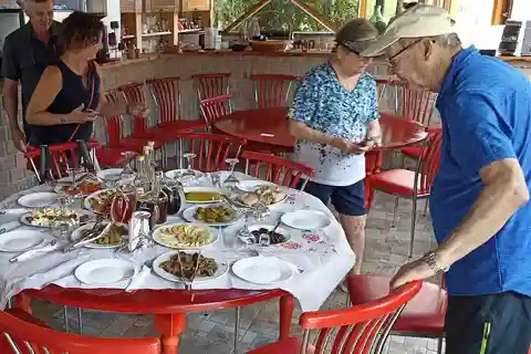 Saranda: Wein- und Raki-Verkostung, lokale Produkte.