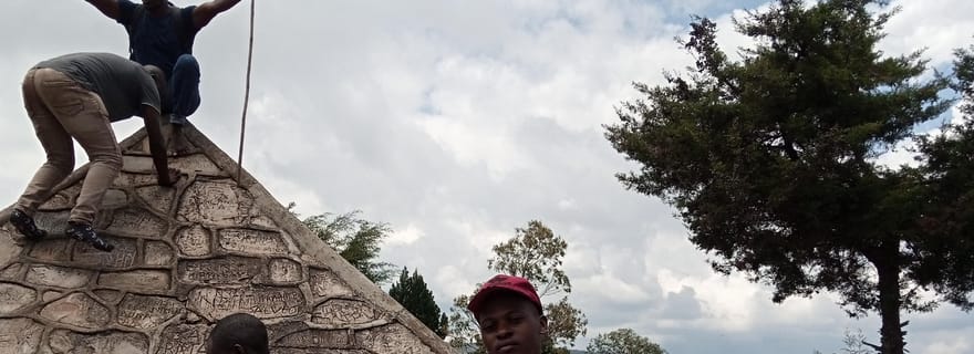 4 jours d'observation des chimpanzés, chutes de Karera et visites de la ville