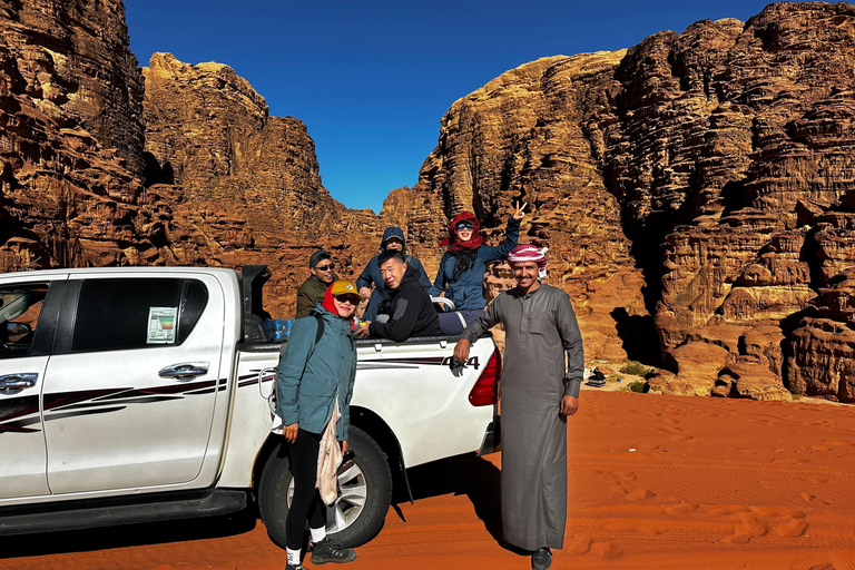 Wadi Rum: pustynna przygoda samochodem terenowym z lunchem i herbatąCałodniowa wycieczka jeepem z obiadem – 9 godzin