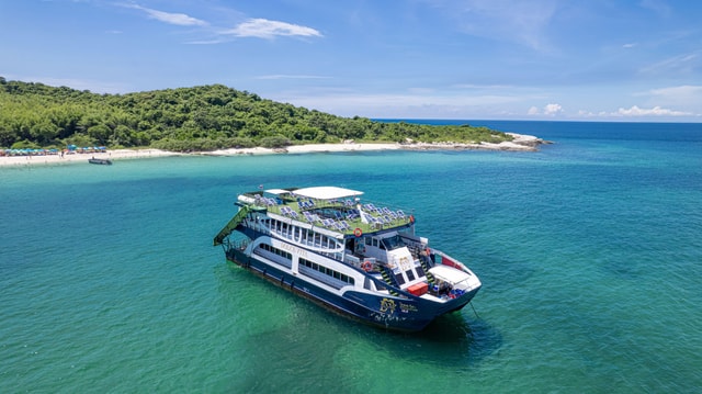 Pattaya: Koh Phai & Koh Sak Catamaran Party Cruise Tour