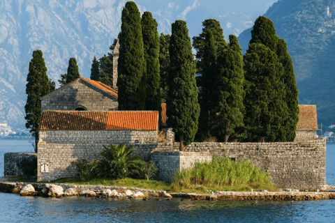 Stare miasto w Perast i kościół Matki Bożej na Skale: rejs wycieczkowy łodzią motorowąStare miasto Perast i kościół Na Skale: rejs łodzią motorową