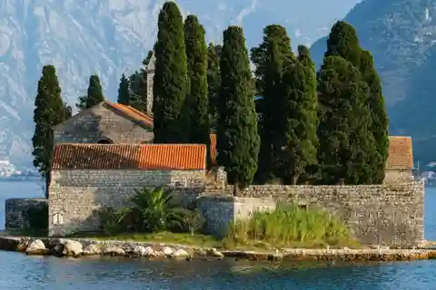 Altstadt von Perast & Mutter Gottes auf den Felsen: Tour mit dem Schnellboot