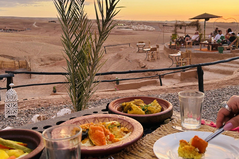 Marrakech: Kamelridning i Agafay-öknen, pool, middag, show.Agafay-öknen med kamelridning, pool, middag och show.