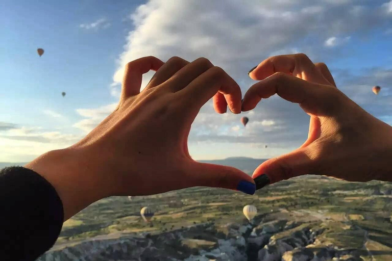 Desde Estambul: Excursión de 2 días a Capadocia con vuelo y trasladosGrupo reducido con globo aerostático incluido