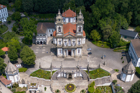 Ab Porto: Guimarães & Braga - Tour mit Tickets & MittagessenAb Porto: Guimarães & Braga Tour mit Eintritt zu Denkmälern