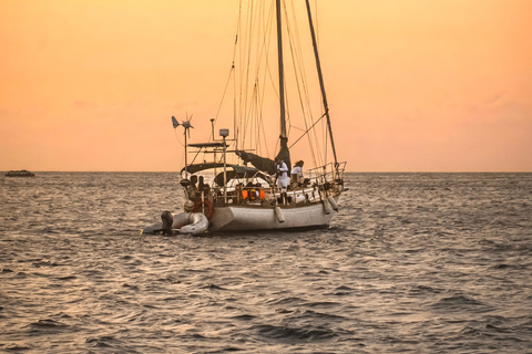 Santa Marta Bay: Sunset on a sail boat