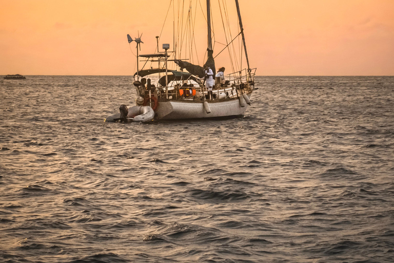 Santa Marta Bay: Sunset on a sail boat