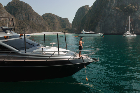 Phuket: Phi Phi Island &amp; Maya Bay Lyx Yacht DagsturFrån Royal Phuket Marina: Dagstur med lyxyacht