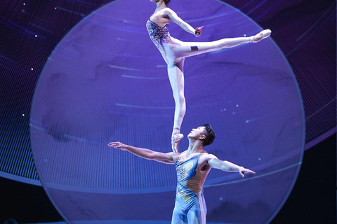 جولة تجمع بين الألعاب البهلوانية وعروض الأوبرا في بكين