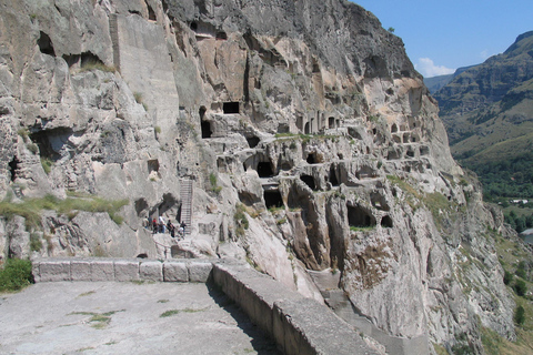 Au départ de Tbilissi : visite de Borjomi, Vardzia et du château de Rabati (journée)