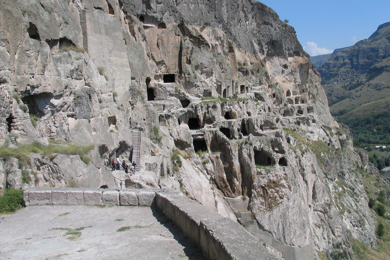 Au départ de Tbilissi : visite de Borjomi, Vardzia et du château de Rabati (journée)