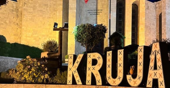 Kruja bei Nacht: Burg- und Basartour ab Tirana