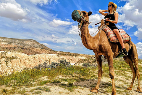 Cappadocia: giro in cammello all&#039;alba con mongolfiereCappadocia: giro in cammello al tramonto