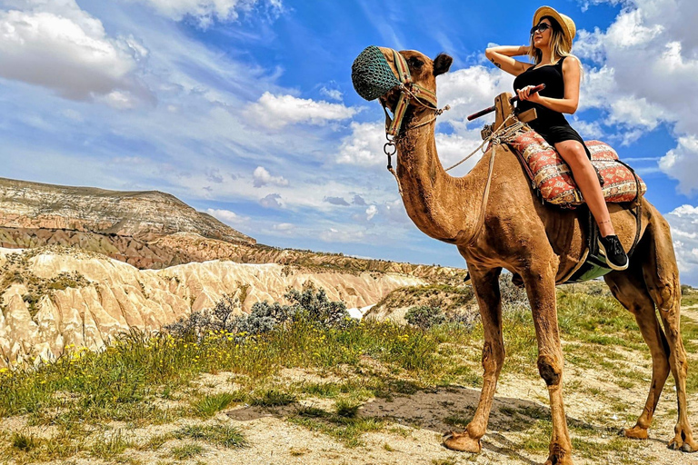 Cappadocia: giro in cammello all&#039;alba con mongolfiereCappadocia: giro in cammello al tramonto