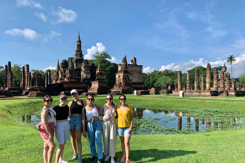 Bangkok: Sukhothai Loy Krathong Magic Day & Night Festival Bangkok: MBK Meeting Point in English