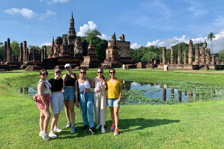 Bangkok: Sukhothai Loy Krathong Magic Day & Night Festival Bangkok: MBK Meeting Point in English