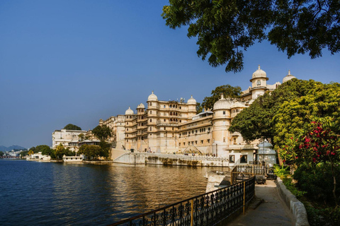 Udaipur: Old City Walking Tour with Local Guide