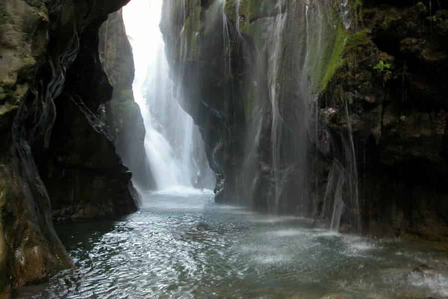 Von Rethymno aus: Fluss-Trekking in der Kourtaliotiko-Schlucht. Foto: GetYourGuide