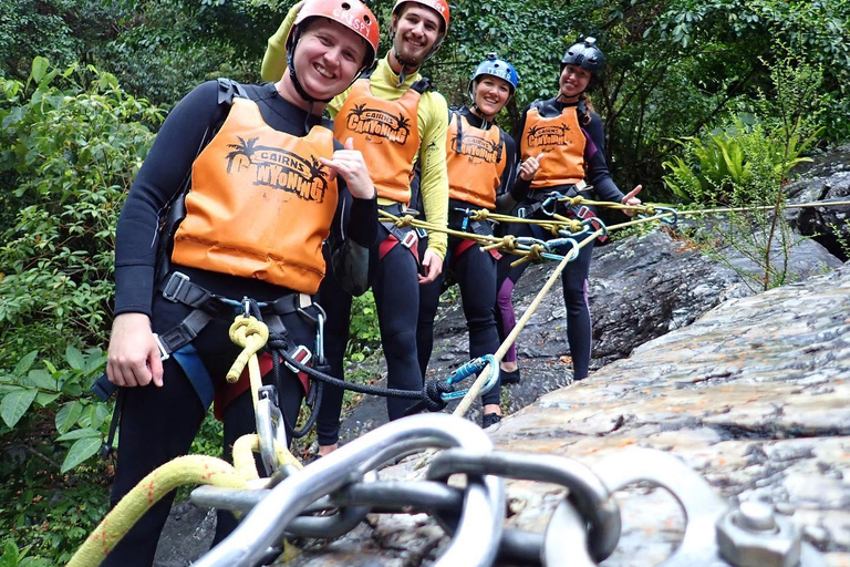 Cairns: Tour d&#039;avventura Crystals &amp; Behana - Canyoning a CairnsEsperienza nella foresta pluviale delle cascate di Cairns Giornata intera avanzata