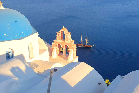 Santorini: Oia Walking Tour and Lighthouse Sunset with Wine