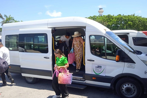 Flughafen Cancun: Hin- und Rückfahrt oder einmaliger Transfer nach AkumalFlughafen Cancun: Einweg-Transfer nach Akumal