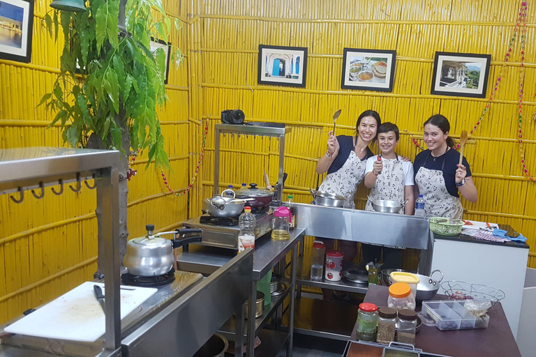 Jaipur: Market Tour, Cooking Class, and Lunch